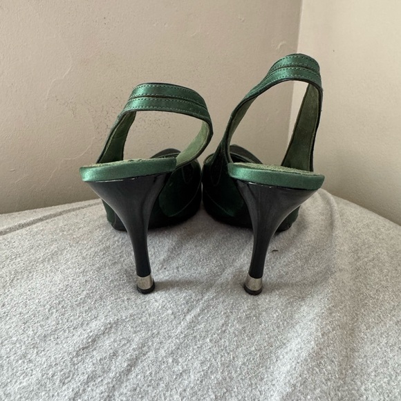 Louis Vuitton Green Satin Slingback Pumps with Black Lace - Picture 4 of 12